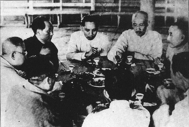 重温党史  “延安窑洞对”