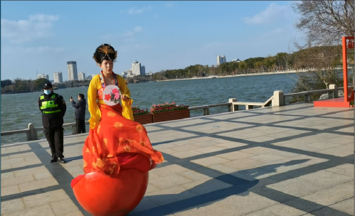 嘉兴南湖广场表演——不倒翁