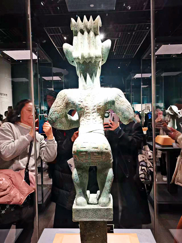 “竖披发青铜像”是上海博物馆《三星堆》展览中的明星文物|老小孩讲述