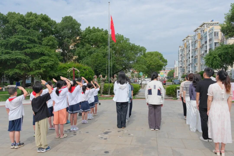 银鑫湾·国旗在“家门口”升起