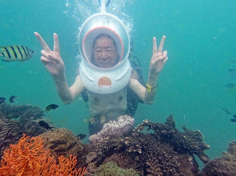 在海底漫步